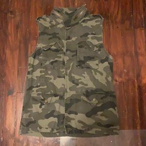Sleeveless Buttonup Camouflage Vest SZ M
